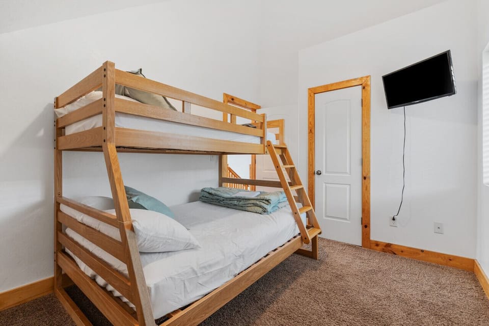 Bedroom 4 - Twin + Queen Bunk