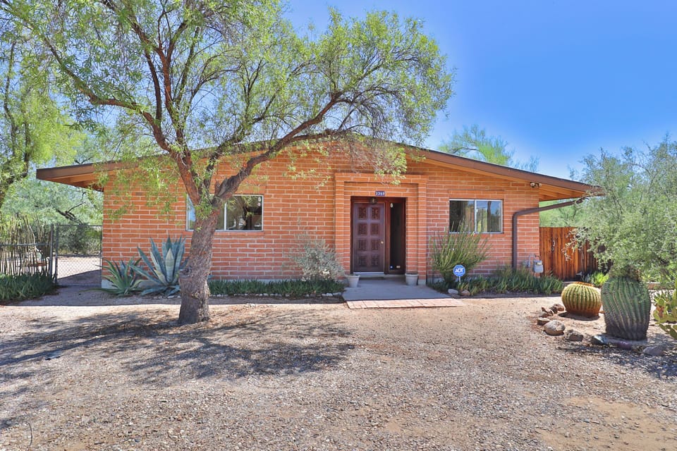 Desert Setting in the Heart of Tucson