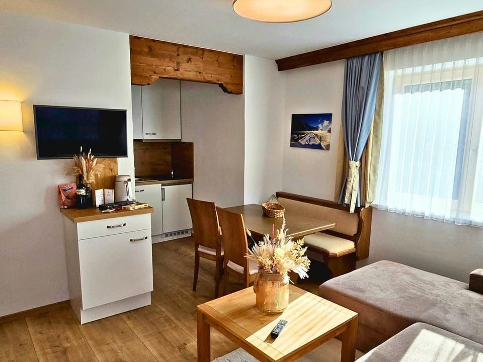 Apartment, bath, WC, balcony Early Kurz - Appartements Alpenland Apartment in Tyrol