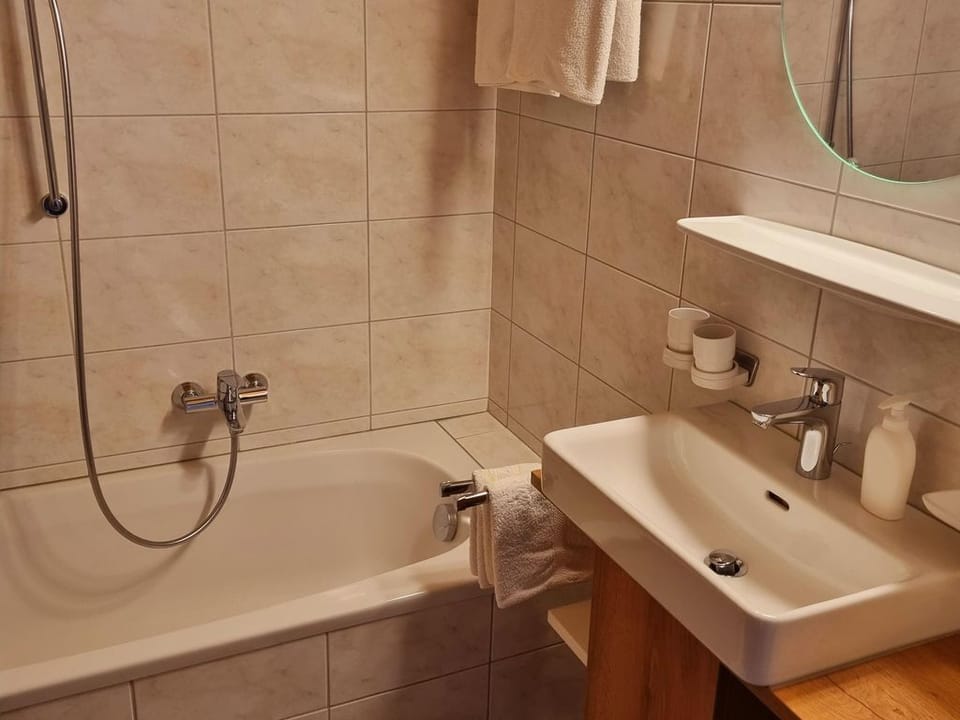 Apartment, bath, WC, balcony Early Kurz - Appartements Alpenland Apartment in Tyrol