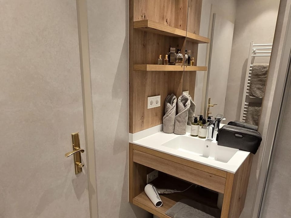 Apartment, bath, WC, balcony Early Kurz - Appartements Alpenland Apartment in Tyrol