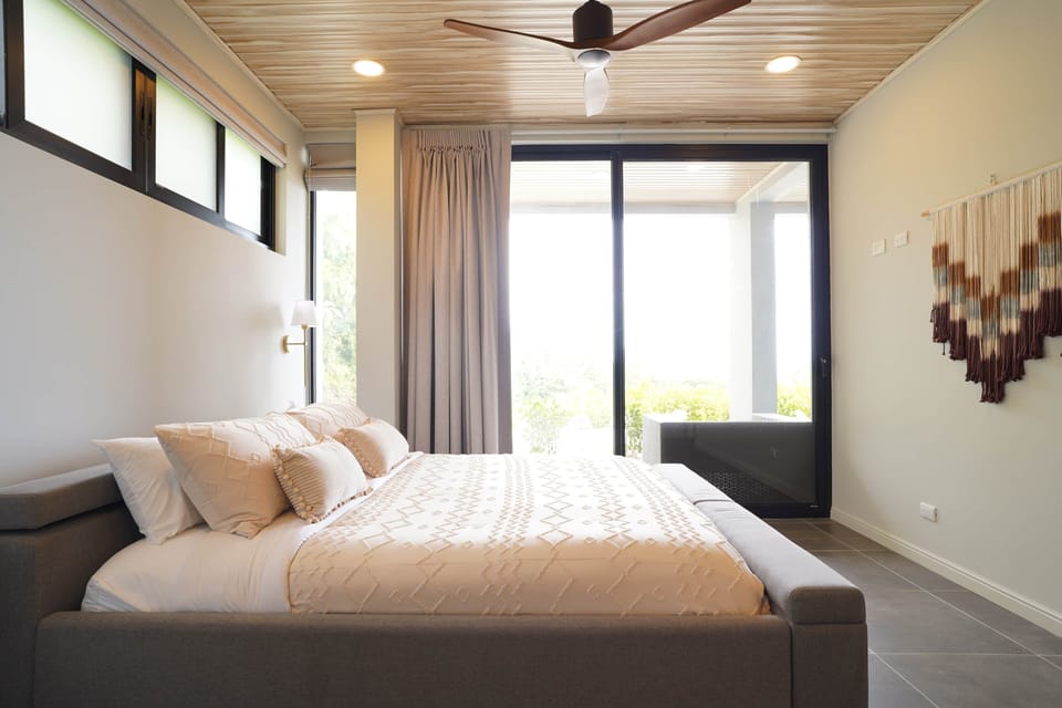 Master-bed-room-king-size-ocean-view (5)