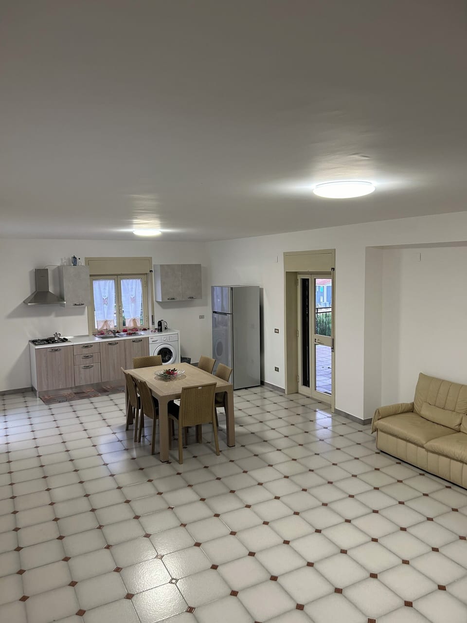 cucina soggiorno balconata e finestrata per rendere il vostro ambiente luminoso 