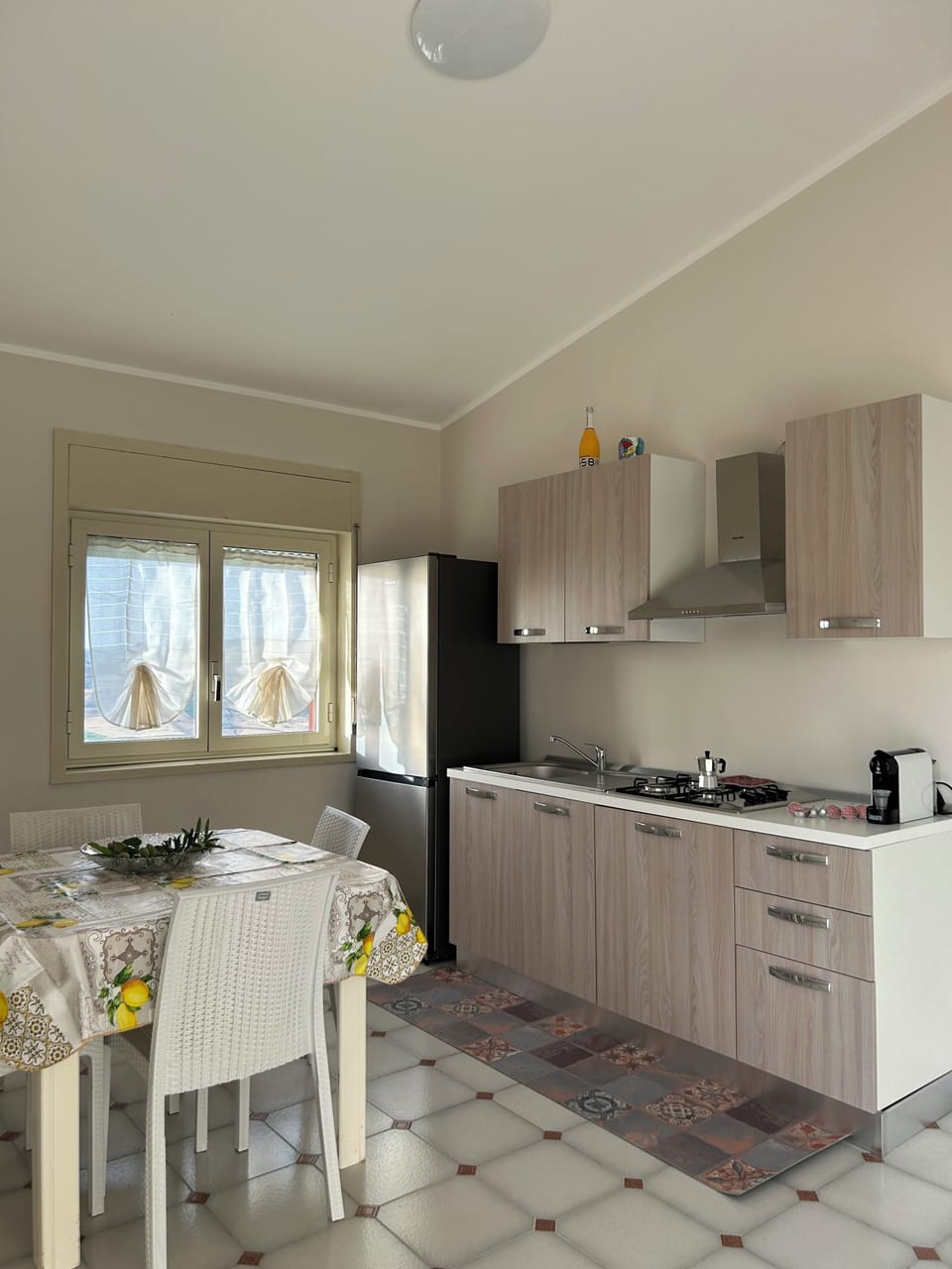 cucina completa :
-macchina del caffè
-posate
-bicchieri
-piano cottura 