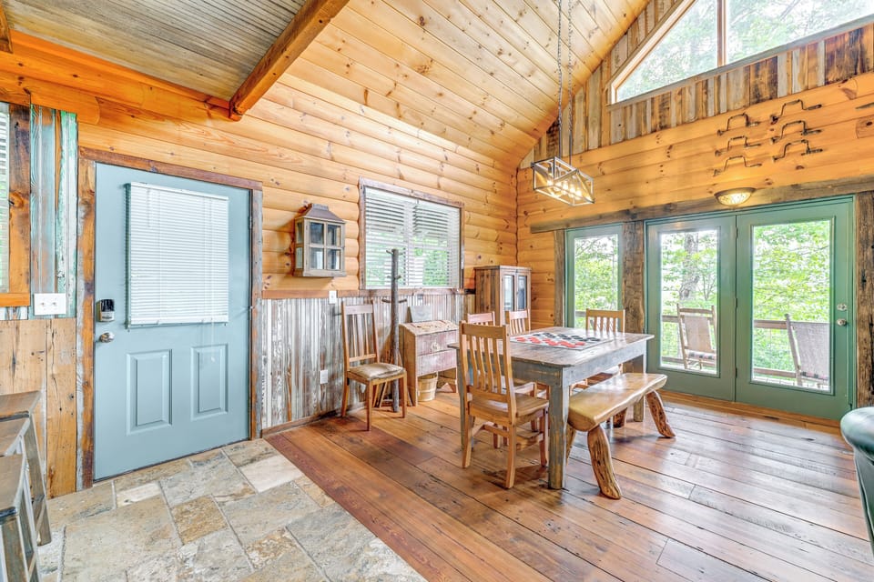 Dining Area | Dishware/Flatware Provided | Main Floor