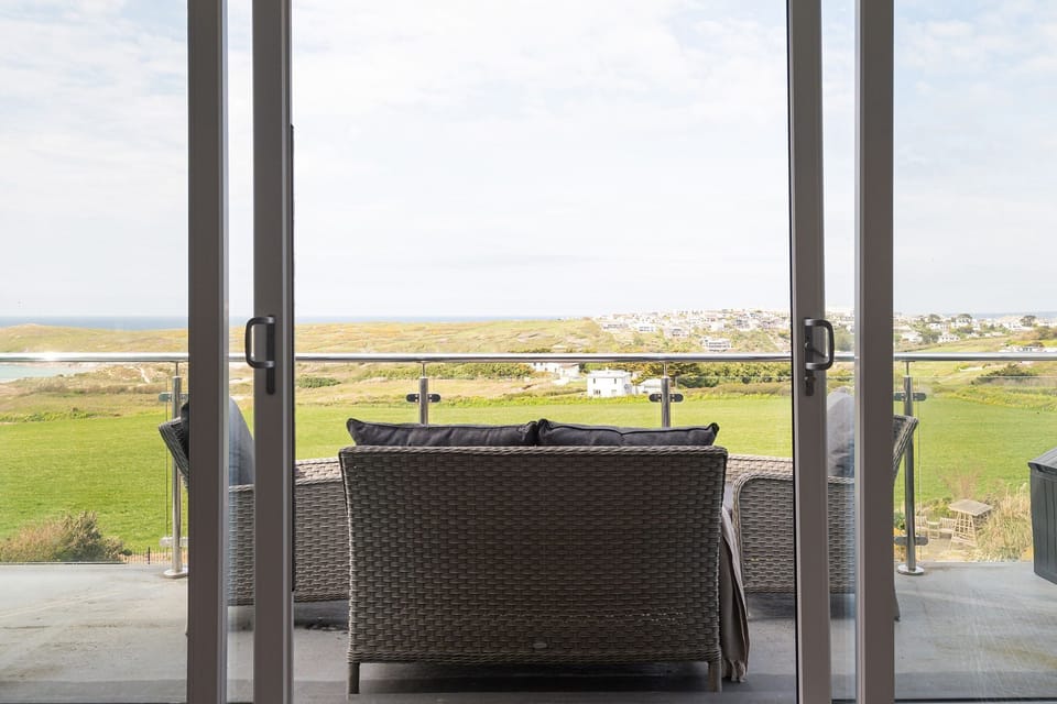 Dining room at 9 Beachview, Crantock, Cornwall, self catering with Beach Retreats.