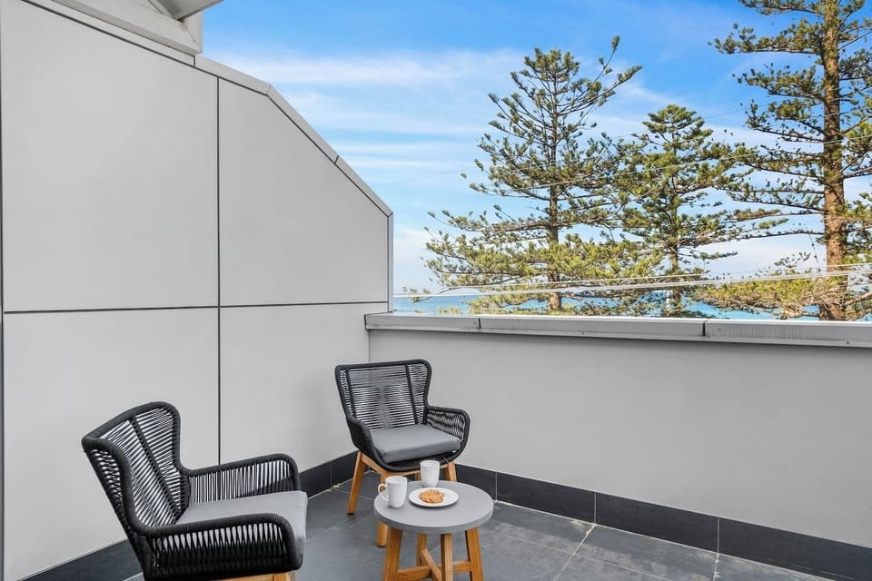 Blissful views over the ocean await you on the balcony. This apartment is a true coastal retreat.
