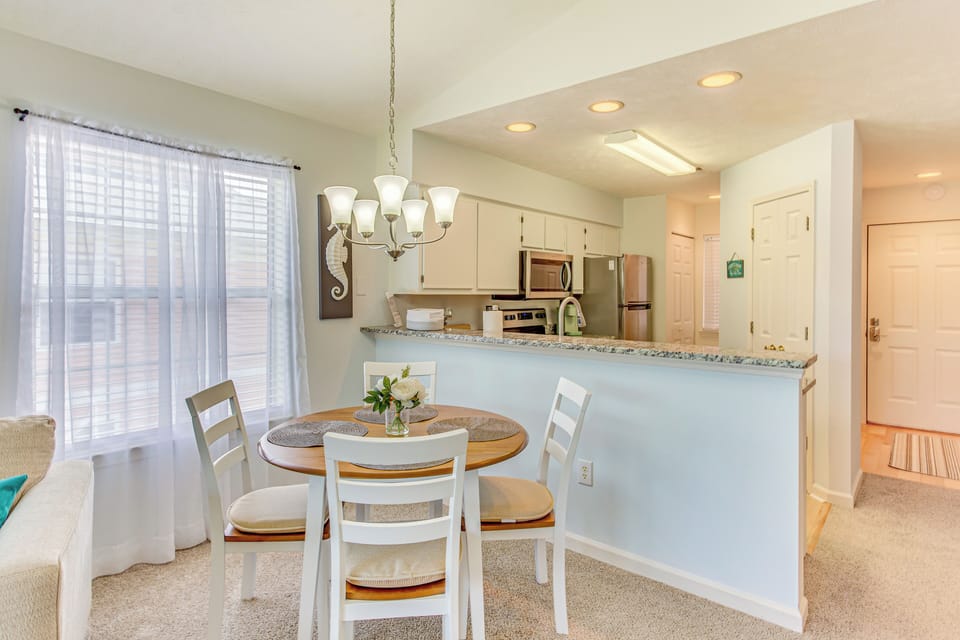 Dining Area | Dishware & Flatware Provided