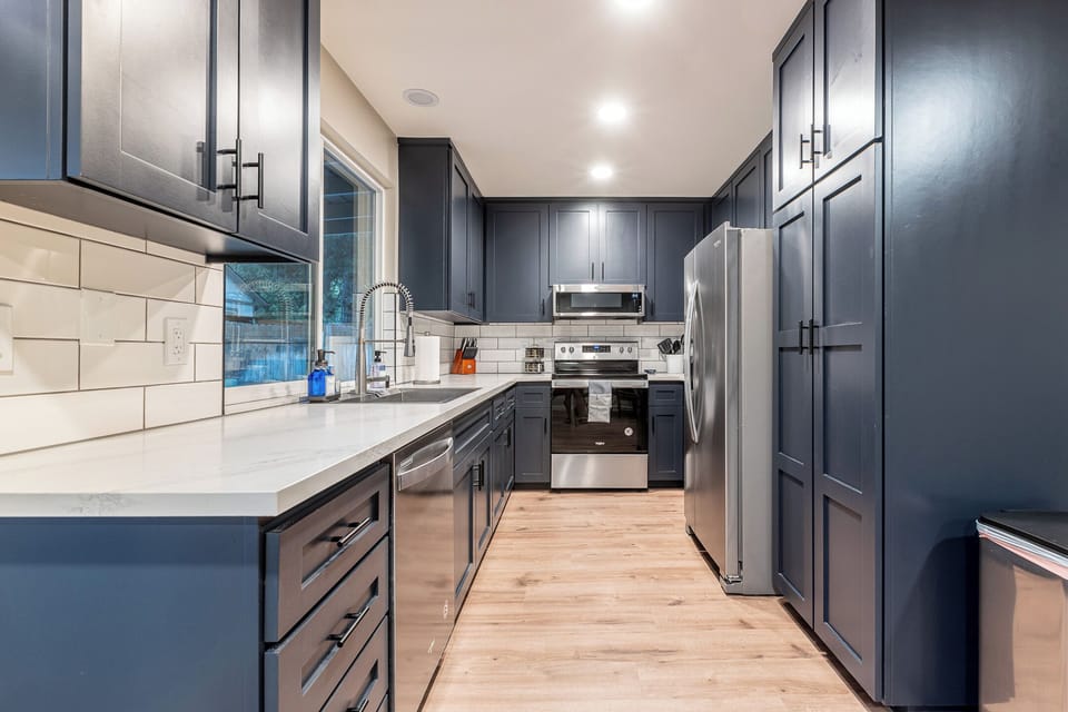 Lovely navy blue and black kitchen