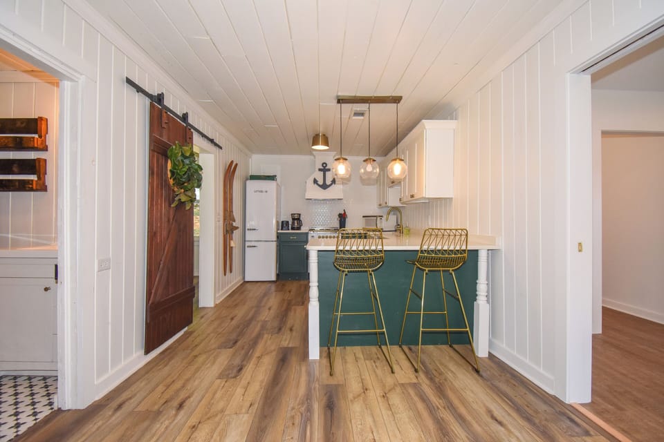 Kitchen w/ Bar seating