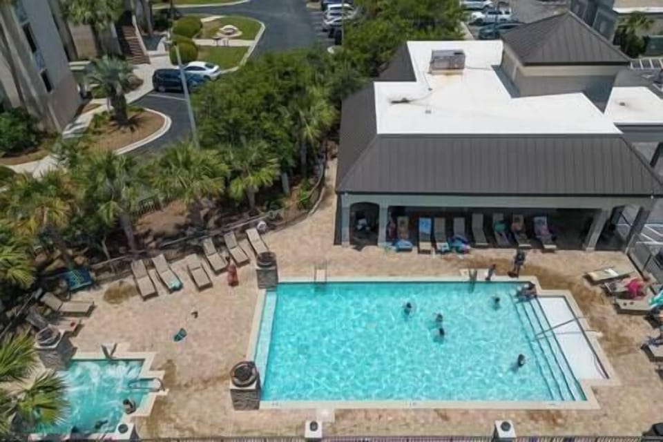 Alerio community pool and hot tub