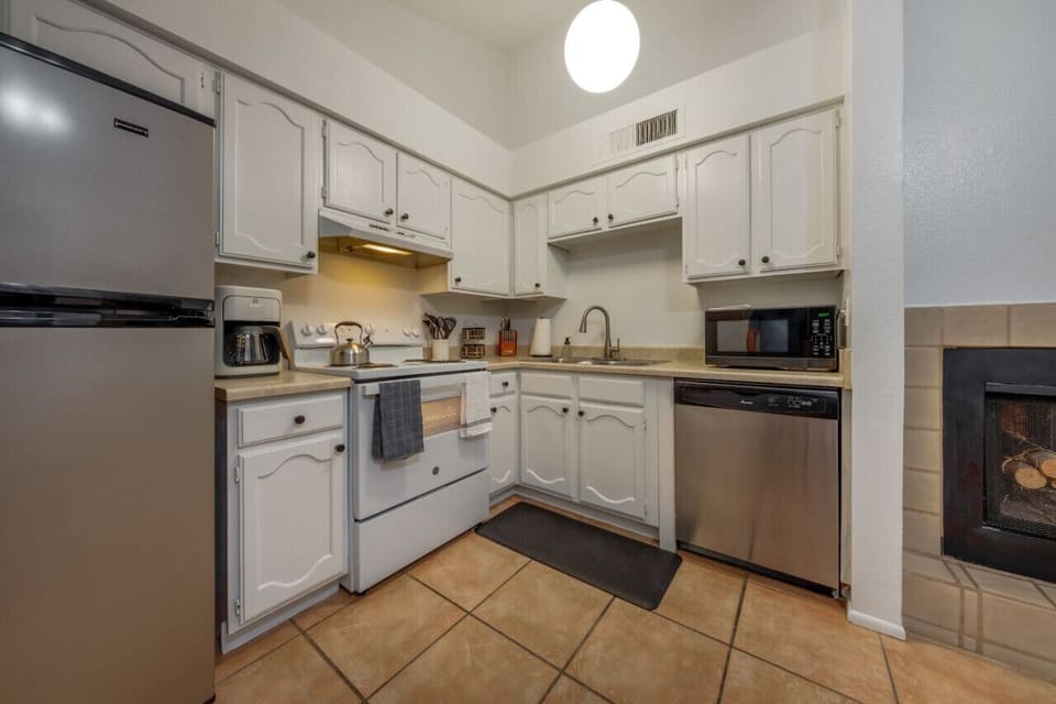 Well-equipped and fully stocked kitchen, just off the living room
