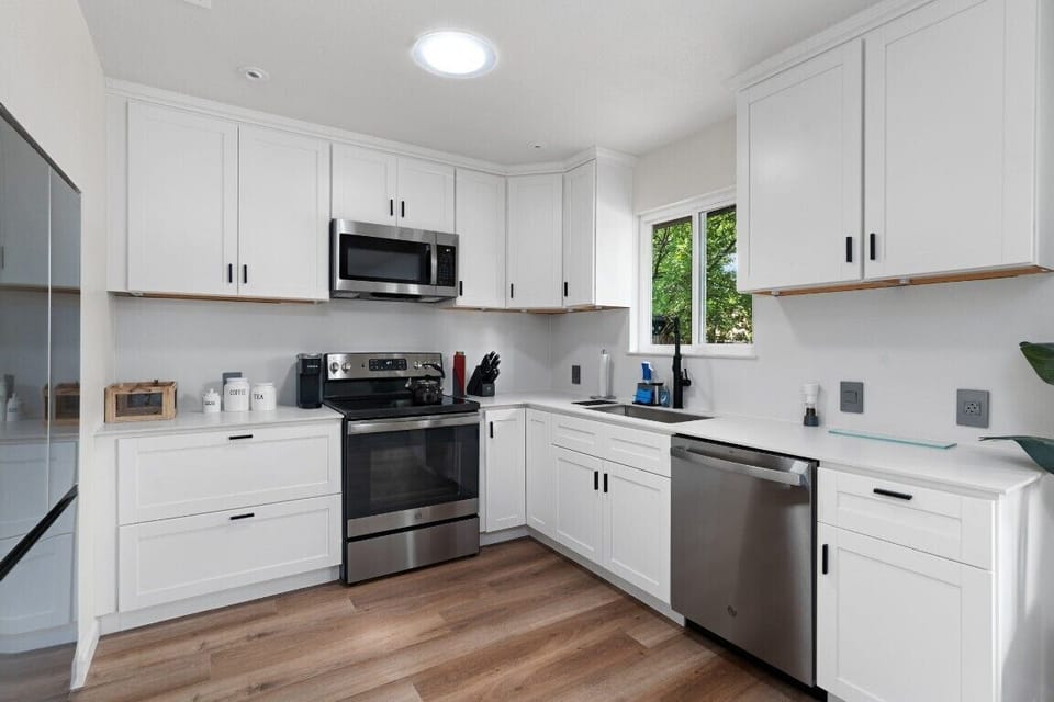 Kitchen was fully stocked with everything needed to cook, big refrigerator and plenty of space