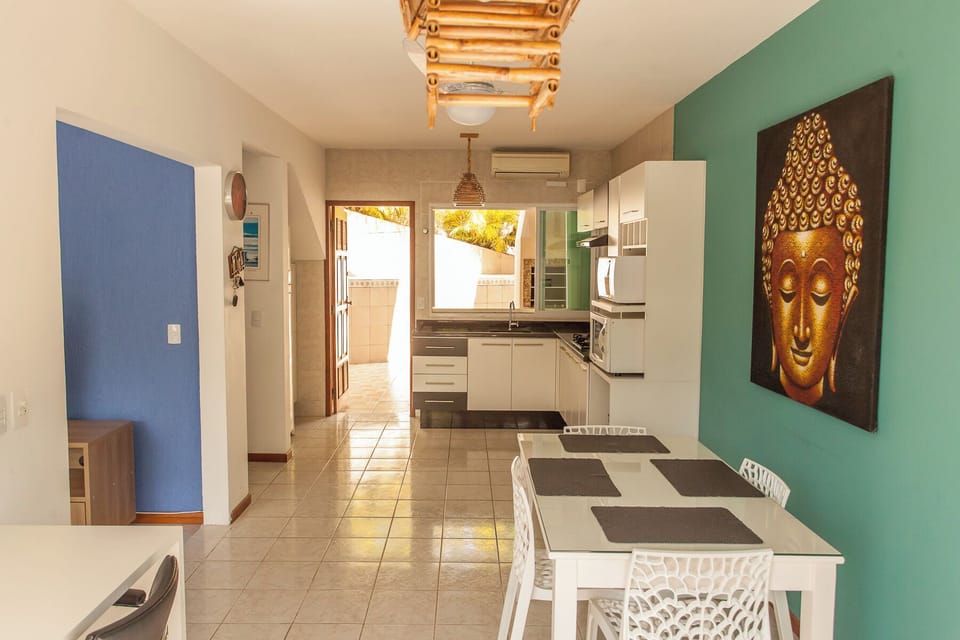 Spacious and airy, great location, quiet neighborhood.