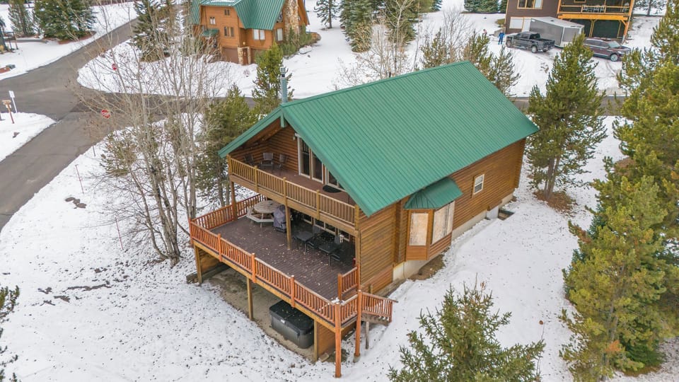 Log cabin in Island Park