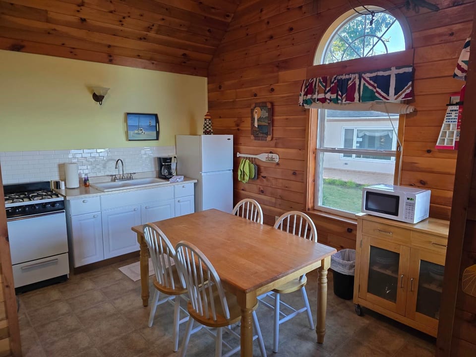Kitchen & Dining Area