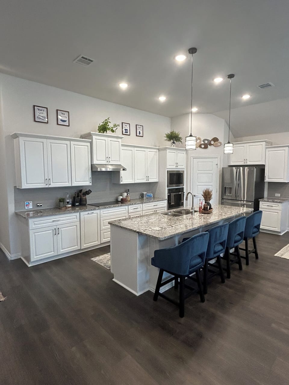 Full Kitchen with Island seating for 4