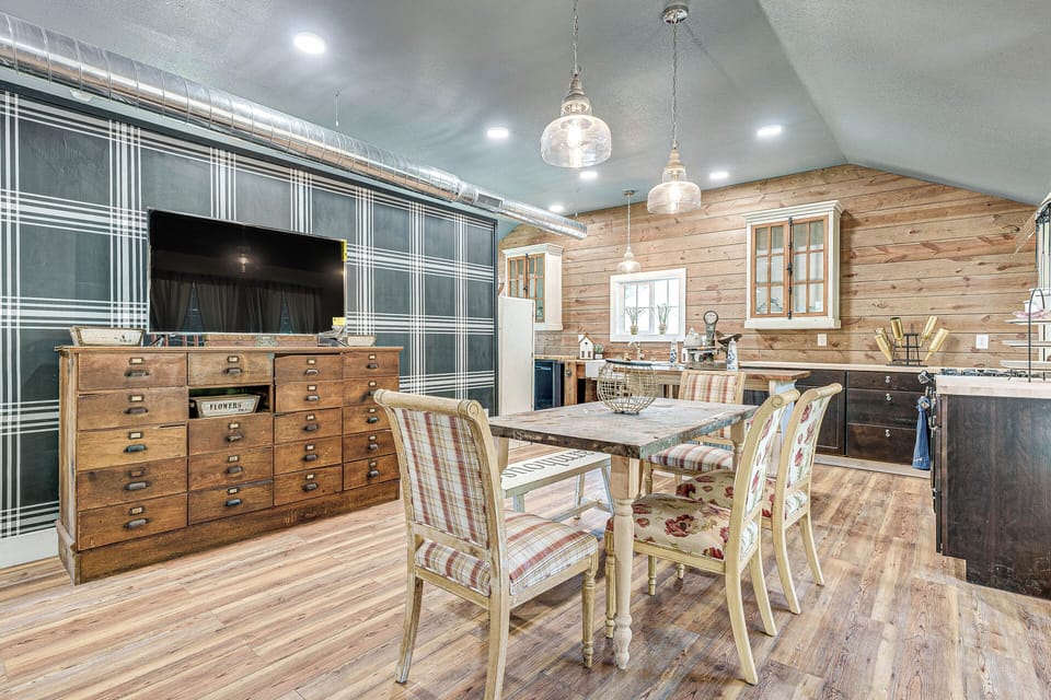 Dining Area | Kitchen