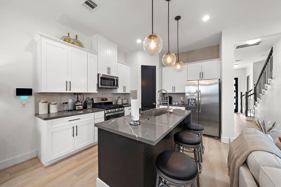 Fully equipped kitchen with high quality granite countertops.