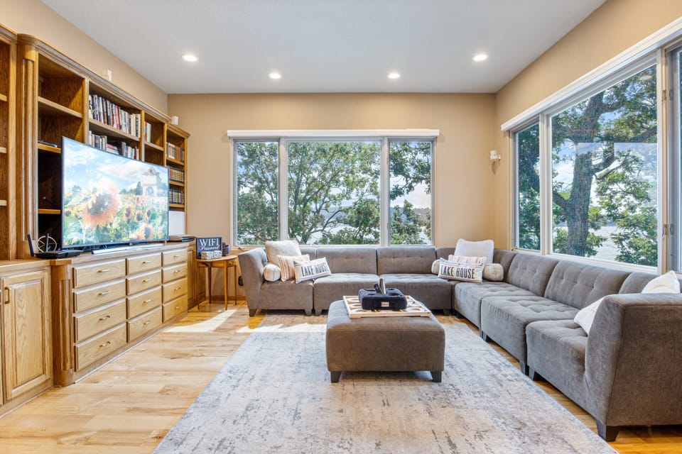 Cozy living space with panoramic views of the lake, perfect for relaxing in comfort.