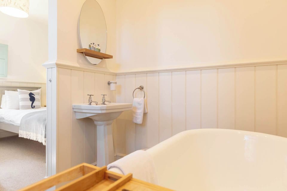 The Old Smokey, Seahouses - Host & Stay