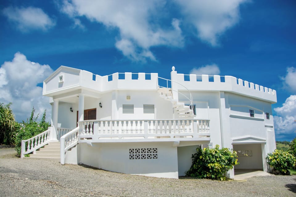 Magnificent Villa with private garage, swimming pool and expansive roof deck.