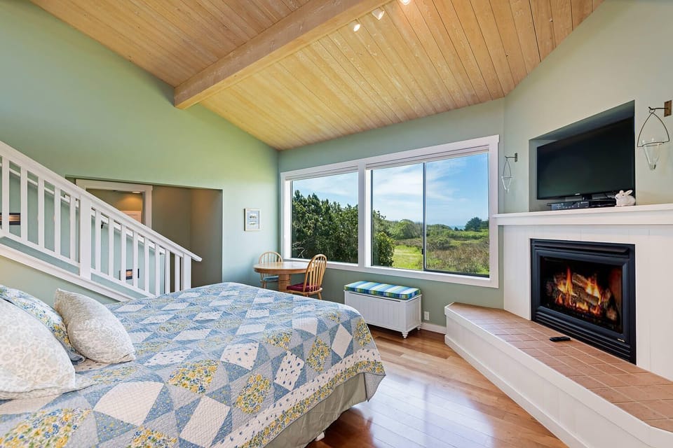 Master Bedroom: King Bed