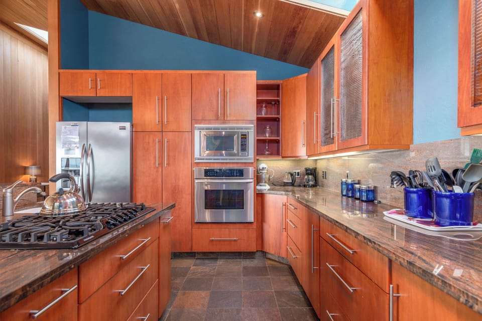 Full kitchen w/ slow cooker, toaster, drip coffee pot, blender, and more!