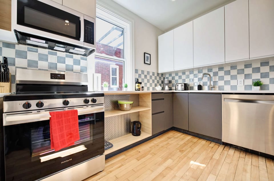 Fully equipped kitchen, dishwasher, sharp knives, etc
