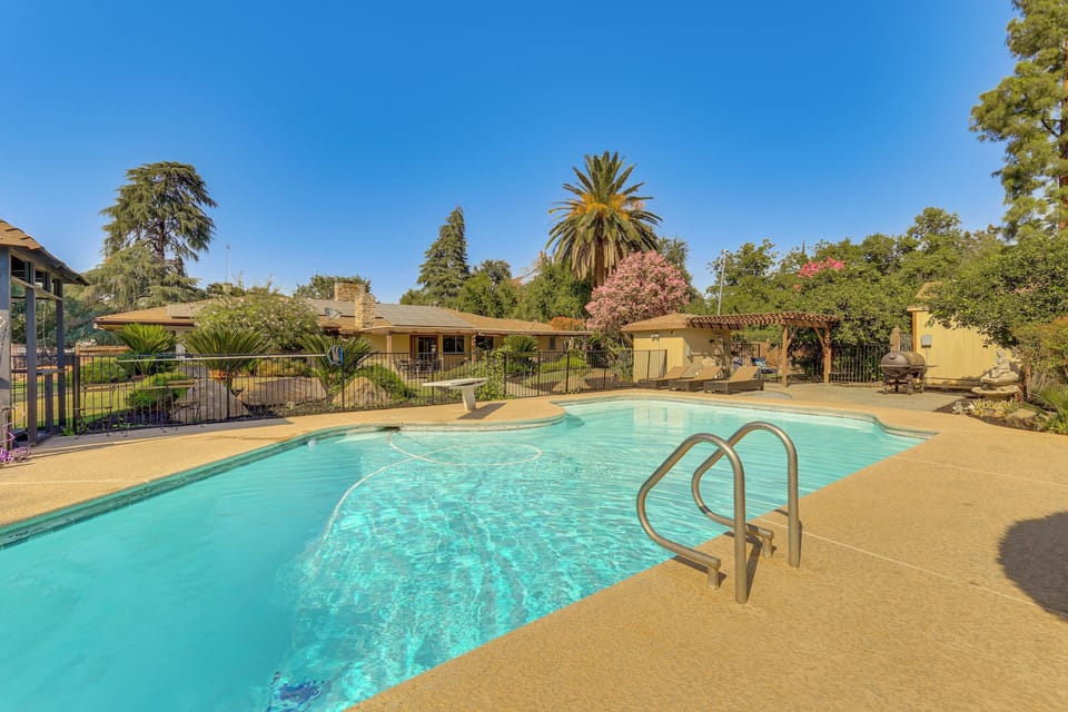 Shared Pool | 10 Mi to Fresno Chaffee Zoo