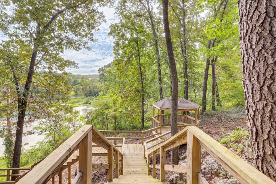 Mammoth Spring Vacation Rental | 4BR | 3BA | 2,828 Sq Ft | Stairs to Enter