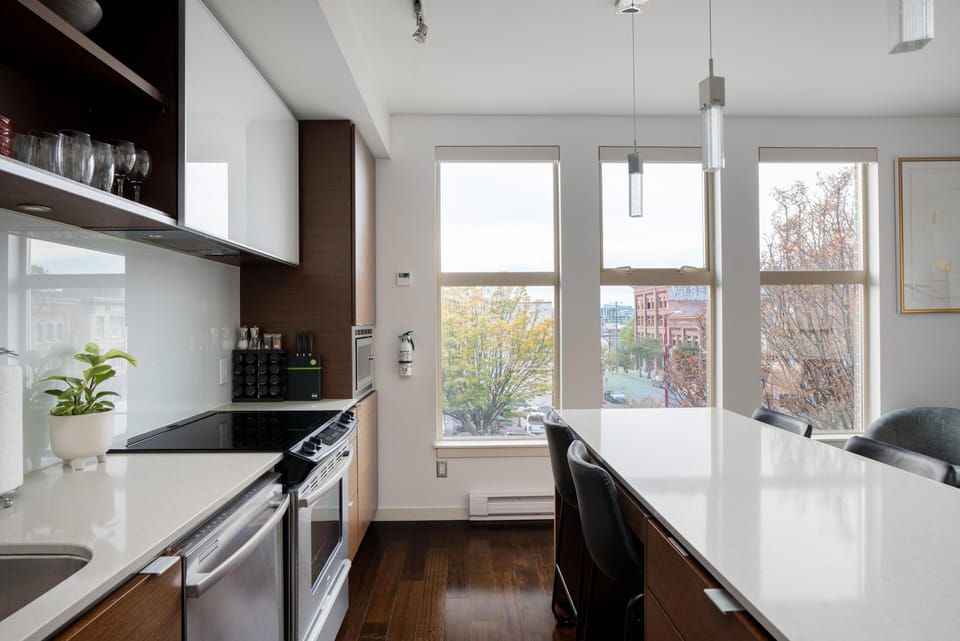 Cook and entertain with ease while enjoying sleek finishes and lovely city views right from your kitchen counter.