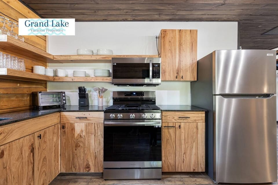 Fully stocked kitchen and dining area. 
