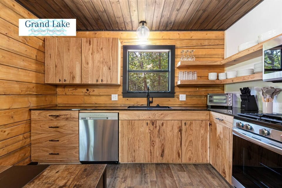 Fully stocked kitchen and dining area. 