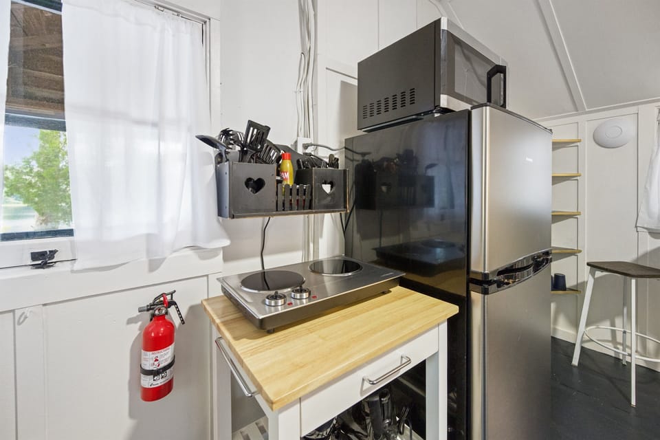 Fully equipped, electric cooktop, mini fridge, microwave, toaster, drip coffee maker, cooking basics, dishware, utensils