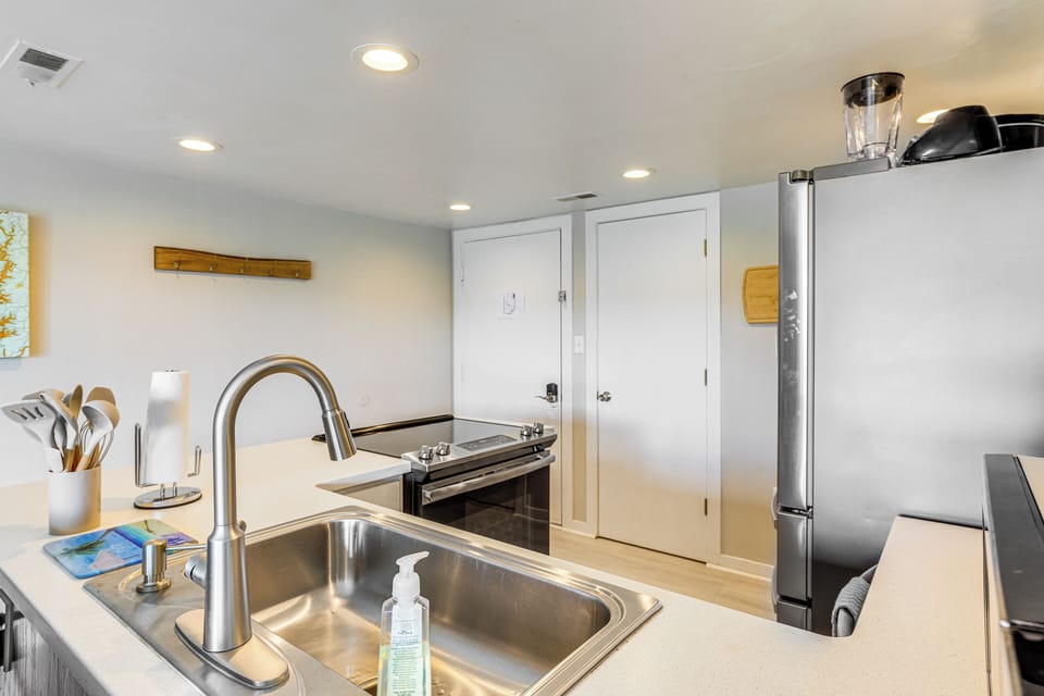 Kitchen | Drip Coffee Pot | Toaster | Blender | Crockpot