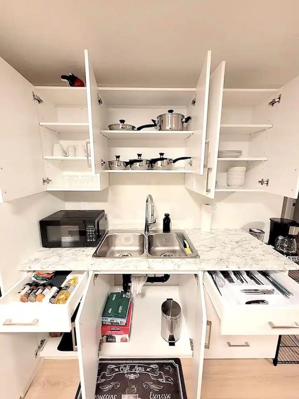 Well-stocked kitchenette with all your needs to make your stay comfortable. 