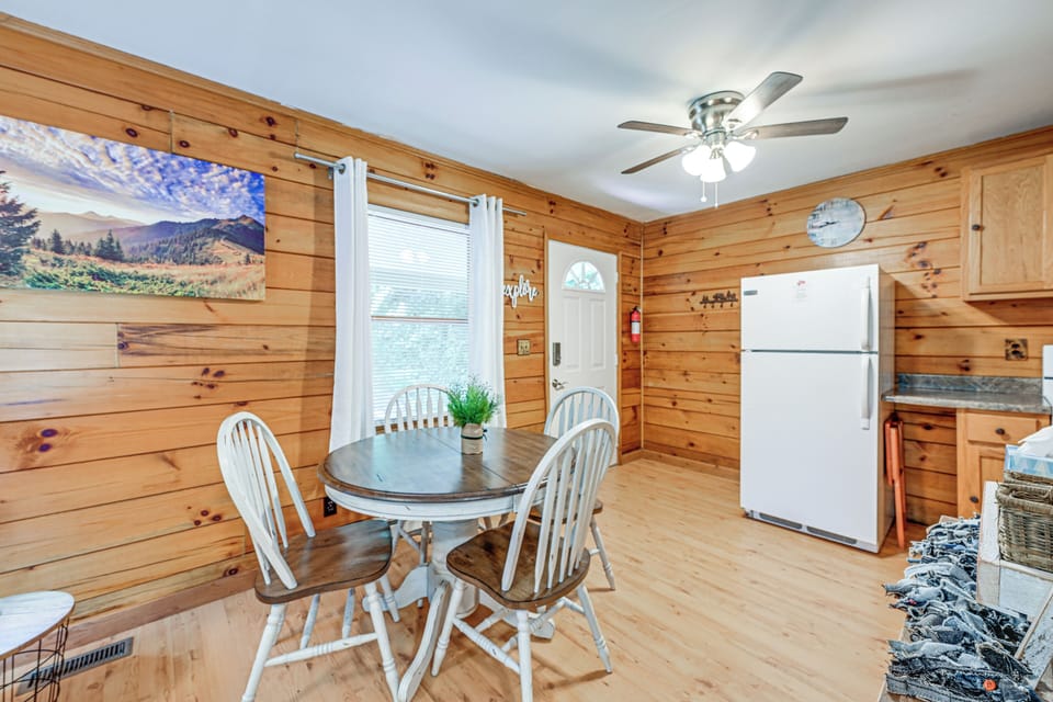 Dining Area | Dishware & Flatware Provided
