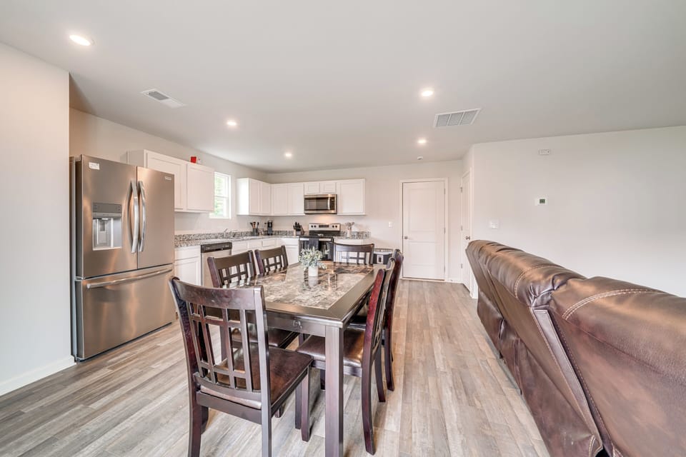 Dining Area | Dishware/Flatware Provided | 1st Floor
