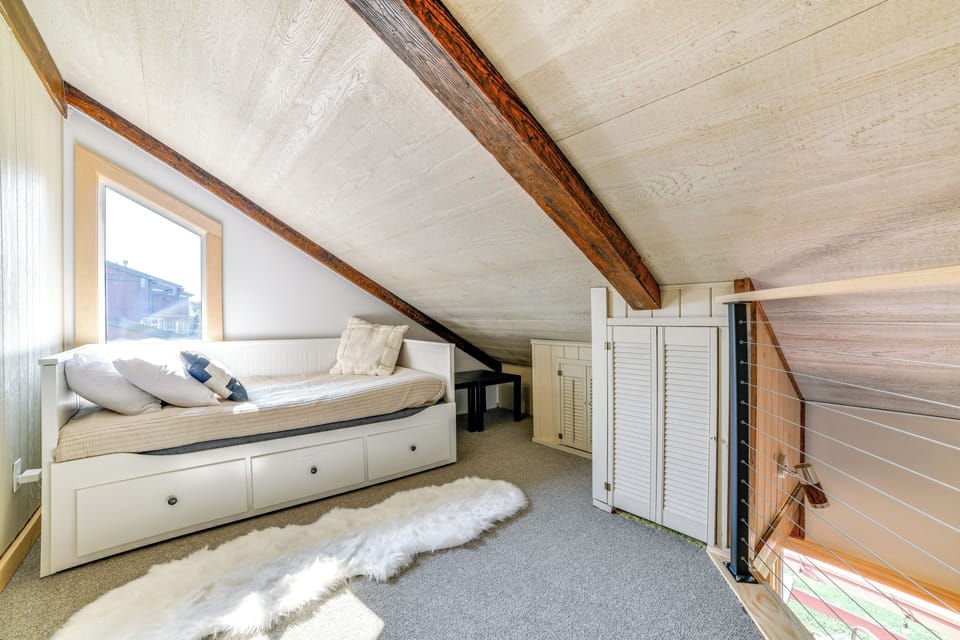 Loft | 2nd Floor | Twin Daybed w/ Twin Trundle