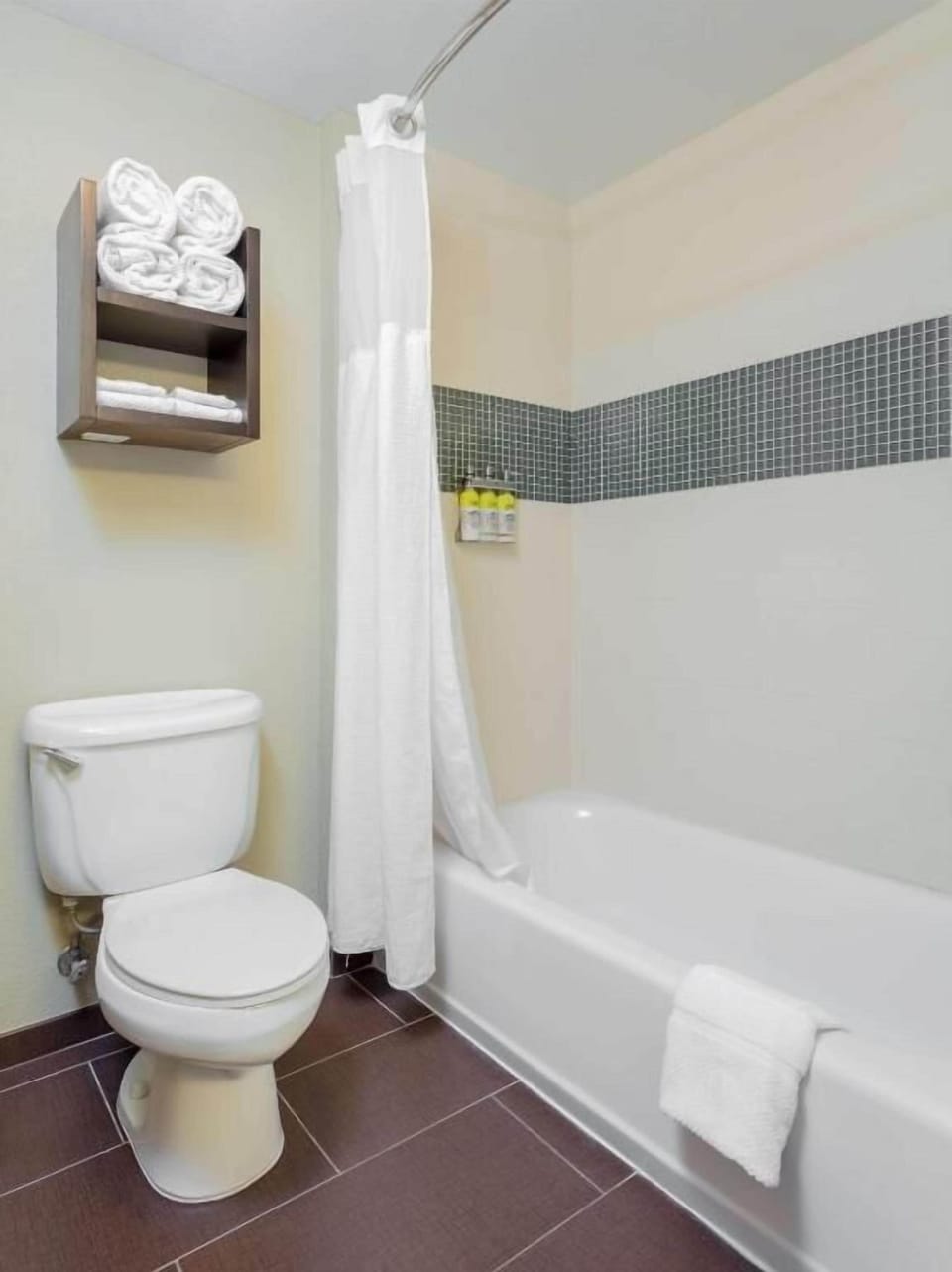 Start your day with fresh towels and an easy tub-shower.