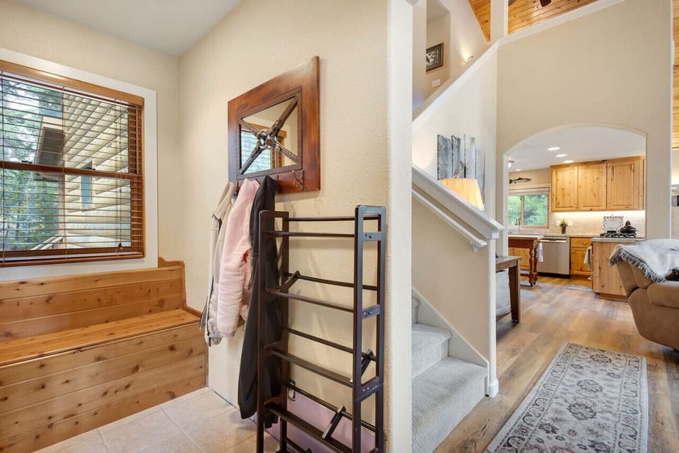 Welcome to your mountain escape 🌲 This charming entryway features a built-in bench for kicking off your boots and plenty of space to store jackets after a day of adventure.