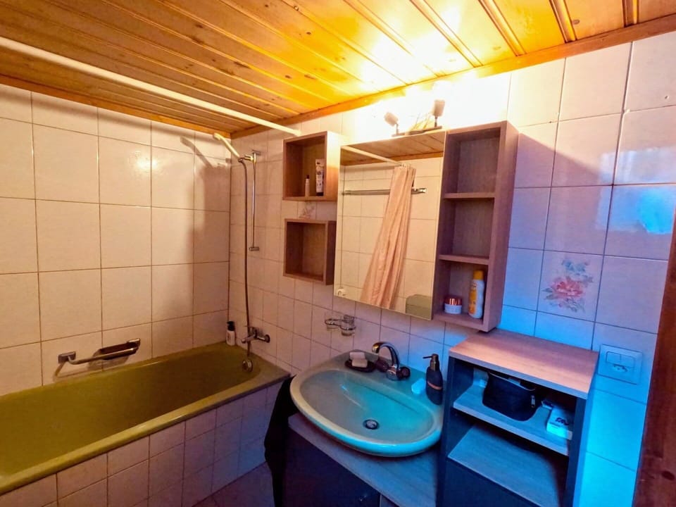 Tap, Property, Sink, Plumbing Fixture, Purple, Mirror, Interior Design, Bathroom, Architecture, Wood