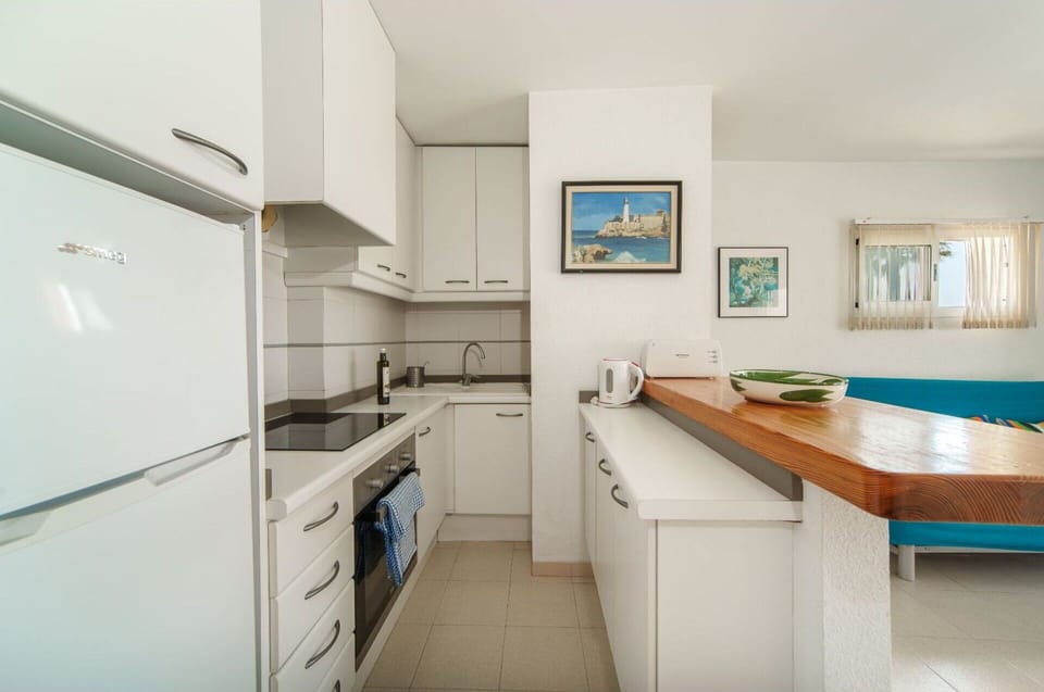 Cabinetry, Furniture, Countertop, Building, Kitchen, Drawer, Sink, Interior Design, Kitchen Stove, Flooring
