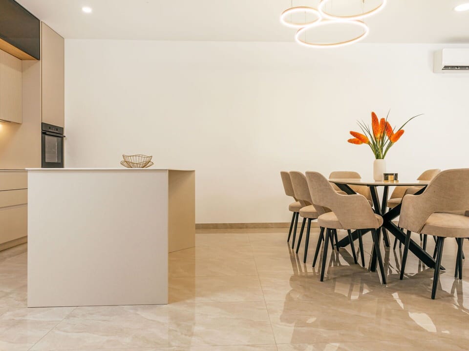Table, Furniture, Plant, Building, Chair, Wood, Lighting, Interior Design, House, Flower
