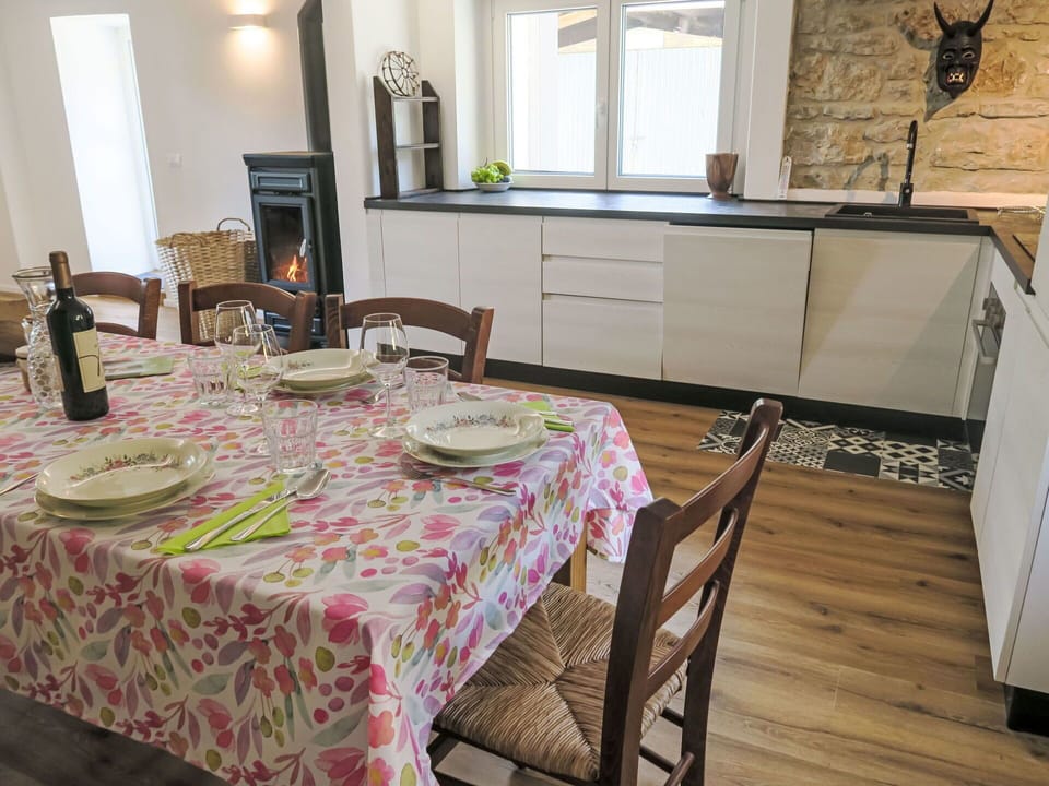 Furniture, Property, Table, Cabinetry, Interior Design, Countertop, Tablecloth, Chair, Wood, Floor