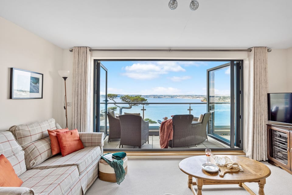 Fresh Escapes - B6 Masts - Sleeps 6 -Torquay - Sea View