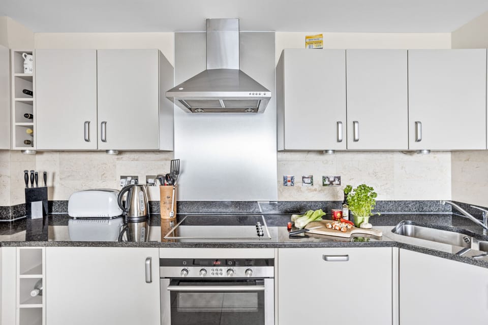 Fresh Escapes - B6 Masts - Sleeps 6 -Torquay - Sea View