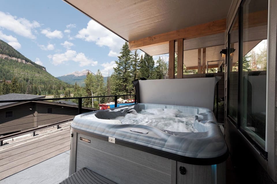 View of Engineer Mountain from the deck

Hot tub, gas fire pit and BBQ grill