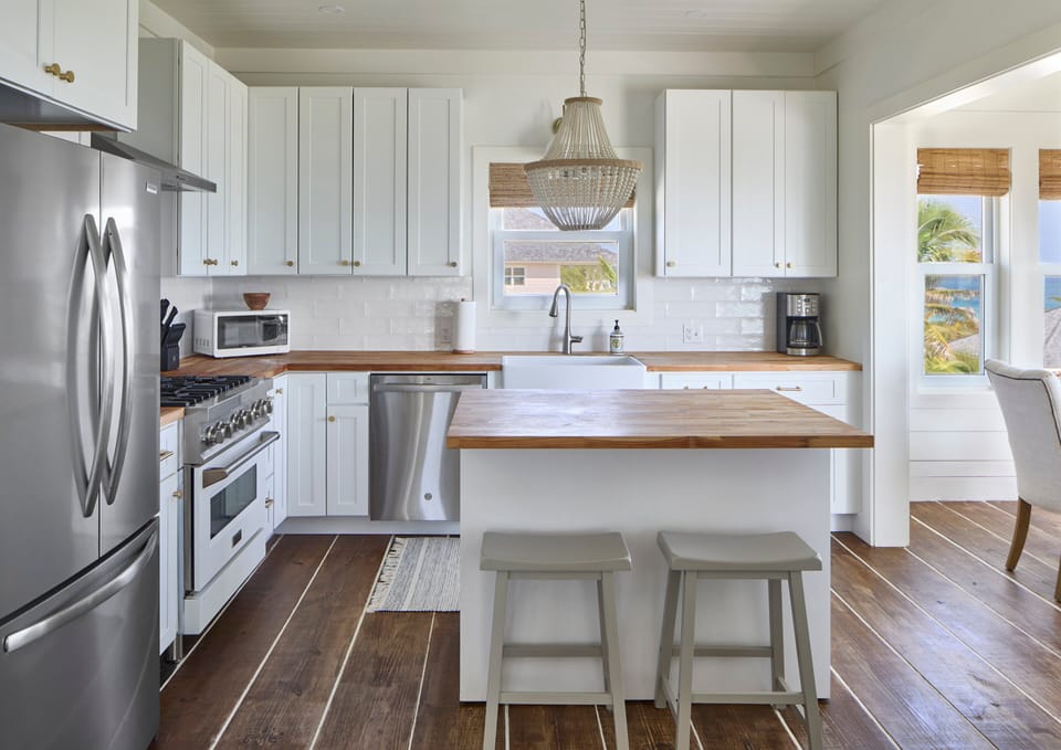 Fully equipped kitchen, with kitchen island and bar seating.